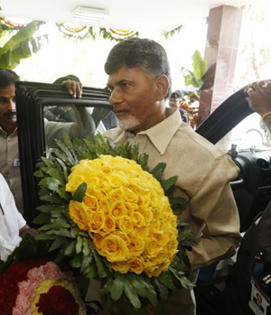 tirumala venkateswara brahmotsavam andhra pradesh cm chandrababu naidu reaches tirumala tdp workers police chandrababu angray